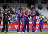 Women-Superchargers-CelebrateWicket3-4-0824