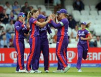 Women-Superchargers-CelebrateWicket4-4-0824