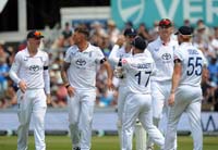 EnglandPlayers-CelebratesWicket3-20-0625