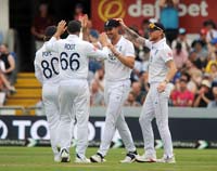 EnglandPlayers-CelebrateWicket2-21-0625