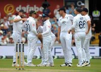 EnglandPlayers-CelebrateWicket4-21-0625