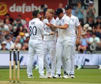 EnglandPlayers-CelebrateWicket5-21-0625