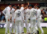 EnglandPlayers-CelebrateWicket6-21-0625