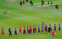 BothWomenTeams-ShakeHands1-7-0825