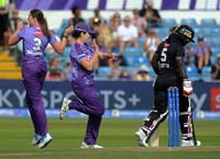 SuperchargersWomen-CelebrateWicket4-26-0825