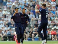 BaileyTom-CelebratesWicket1-12-0825