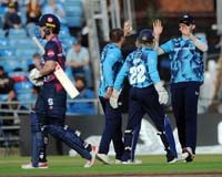 YorkshirePlayers-Celebrate-Breetzke-Wicket1-30-0525