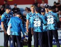 YorkshirePlayers-Celebrate-Willey-Wicket1-30-0525