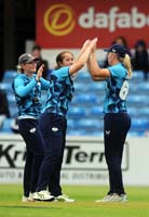 YorkshireWomen-CelebrateWicket7-8-0625