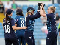 YorkshireWomen-CelebrateWicket5-2-0825