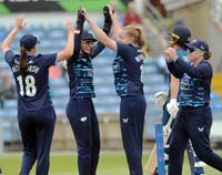 YorkshireWomen-CelebrateWicket8-2-0825