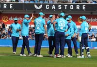 England-CelebrateWicket3-24-0926